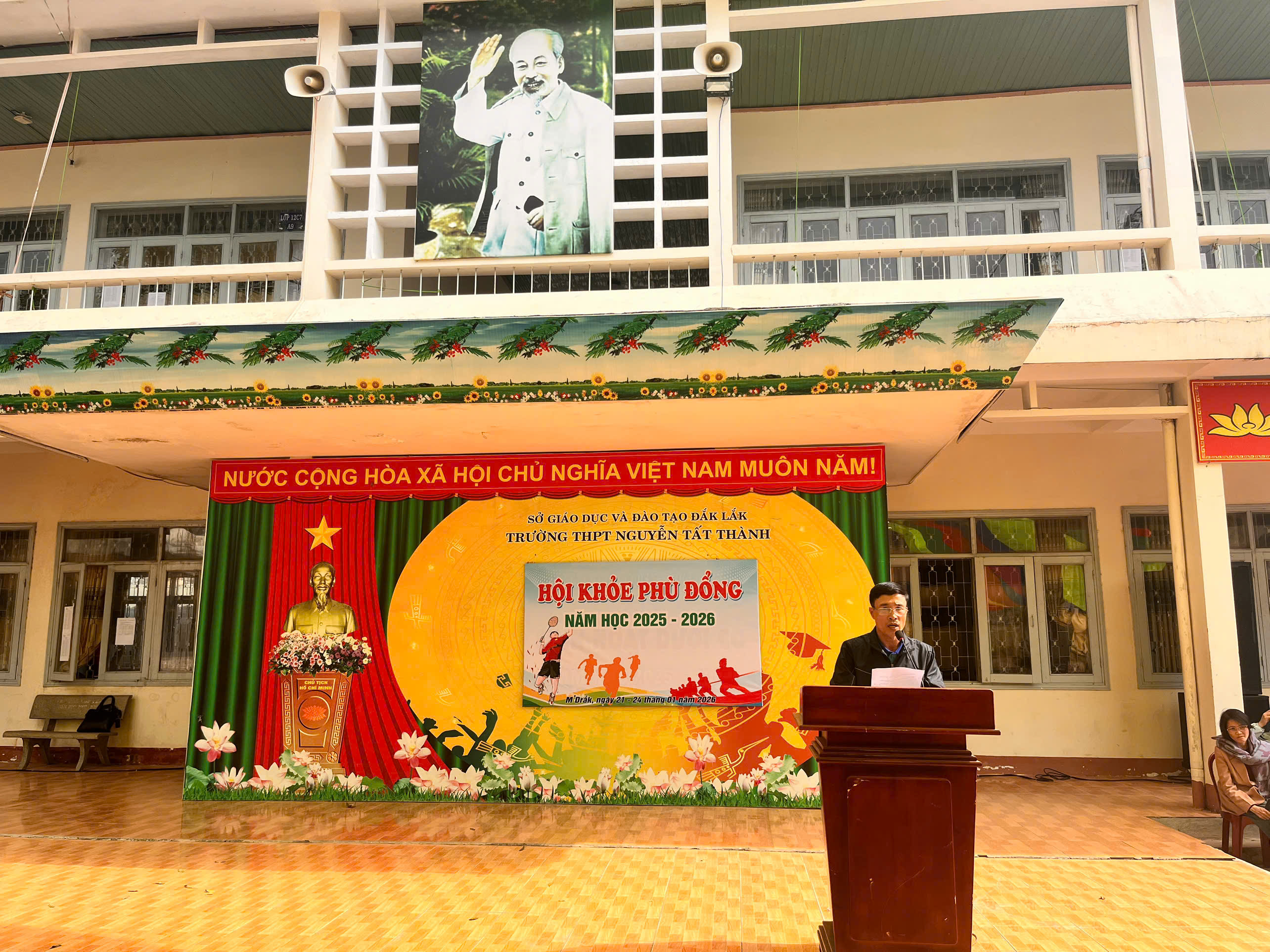 TRƯỜNG THPT NGUYỄN TẤT THÀNH, M’ĐRĂK KHAI MẠC HỘI KHỎE PHÙ ĐỔNG CẤP TRƯỜNG NĂM HỌC 2025 - 2026: SÂN CHƠI CỦA SỨC TRẺ VÀ KHÁT VỌNG