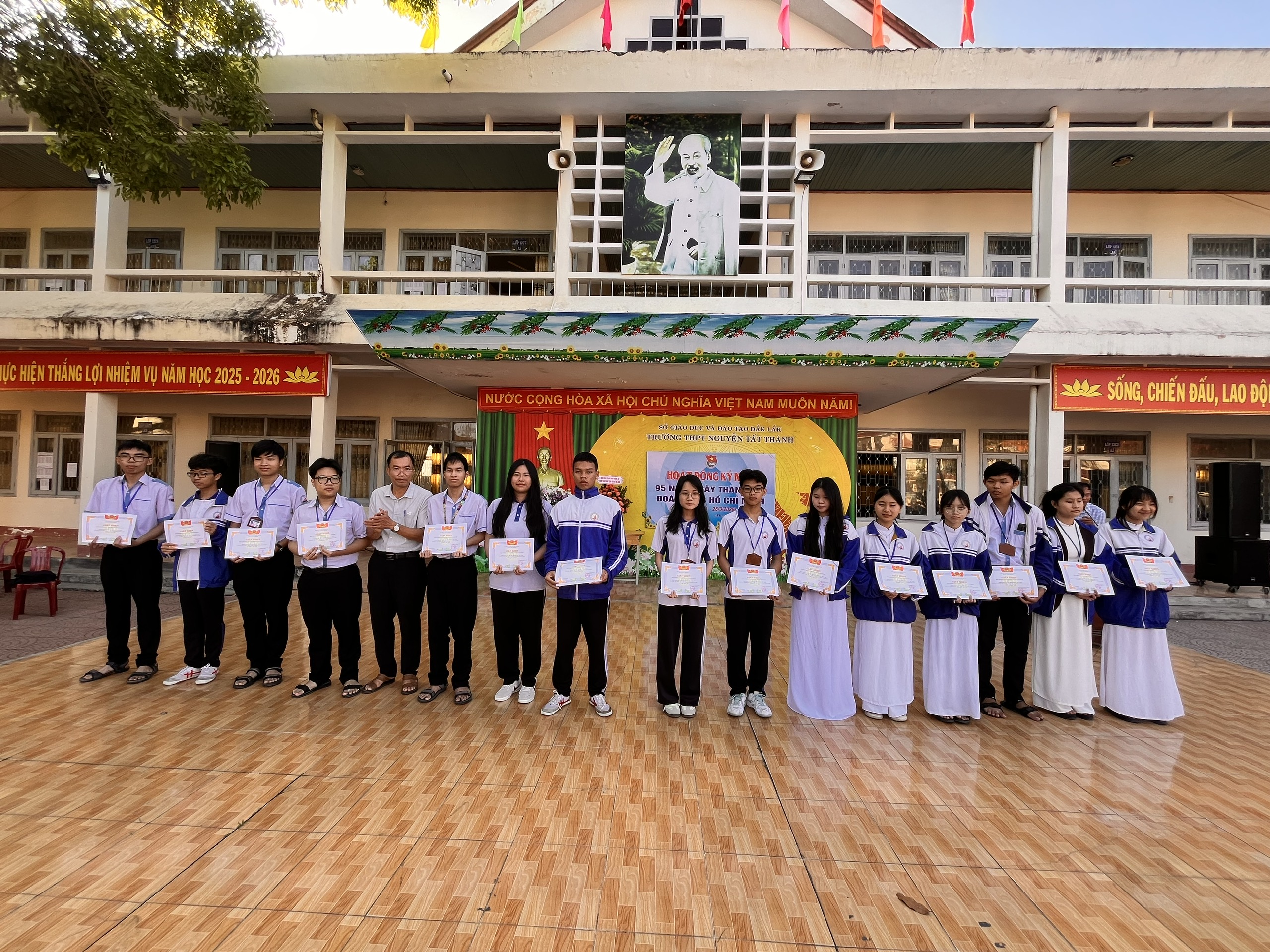 Bản lĩnh và Tri thức: Chúc mừng thành tích rực rỡ của thầy và trò trường THPT Nguyễn Tất Thành, M’Đrăk trong kỳ thi HSG cấp Tỉnh năm học 2025 - 2026