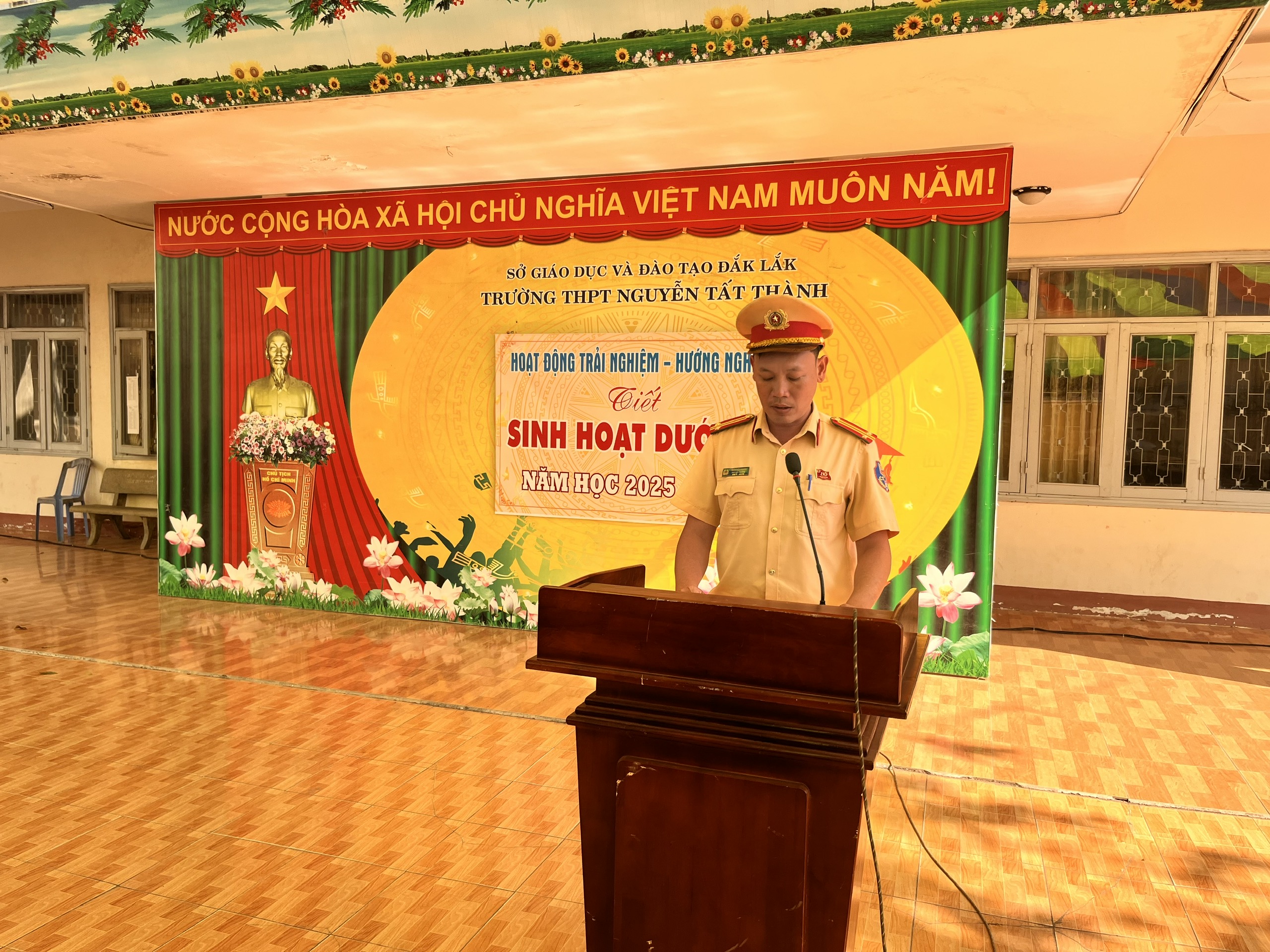 SÔI NỔI CHƯƠNG TRÌNH PHỐI HỢP TUYÊN TRUYỀN ATGT VÀ TRẢI NGHIỆM SA HÌNH THỰC TẾ TẠI TRƯỜNG THPT NGUYỄN TẤT THÀNH, M’ĐRĂK