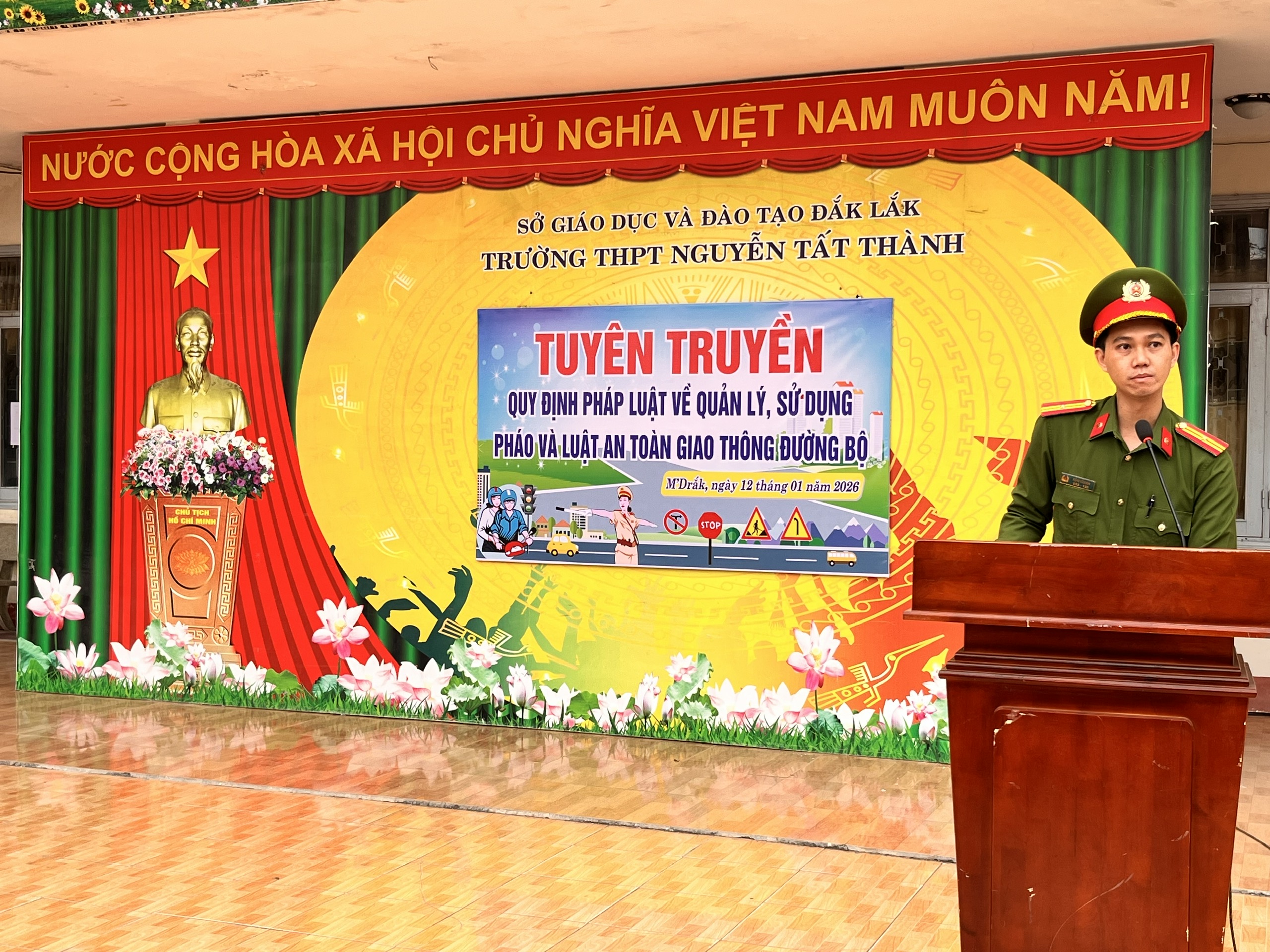 TUỔI TRẺ TRƯỜNG THPT NGUYỄN TẤT THÀNH, M’ĐRĂK: CHUNG TAY XÂY DỰNG MÔI TRƯỜNG HỌC ĐƯỜNG AN TOÀN – VÌ MỘT TẾT BÍNH NGỌ BÌNH AN