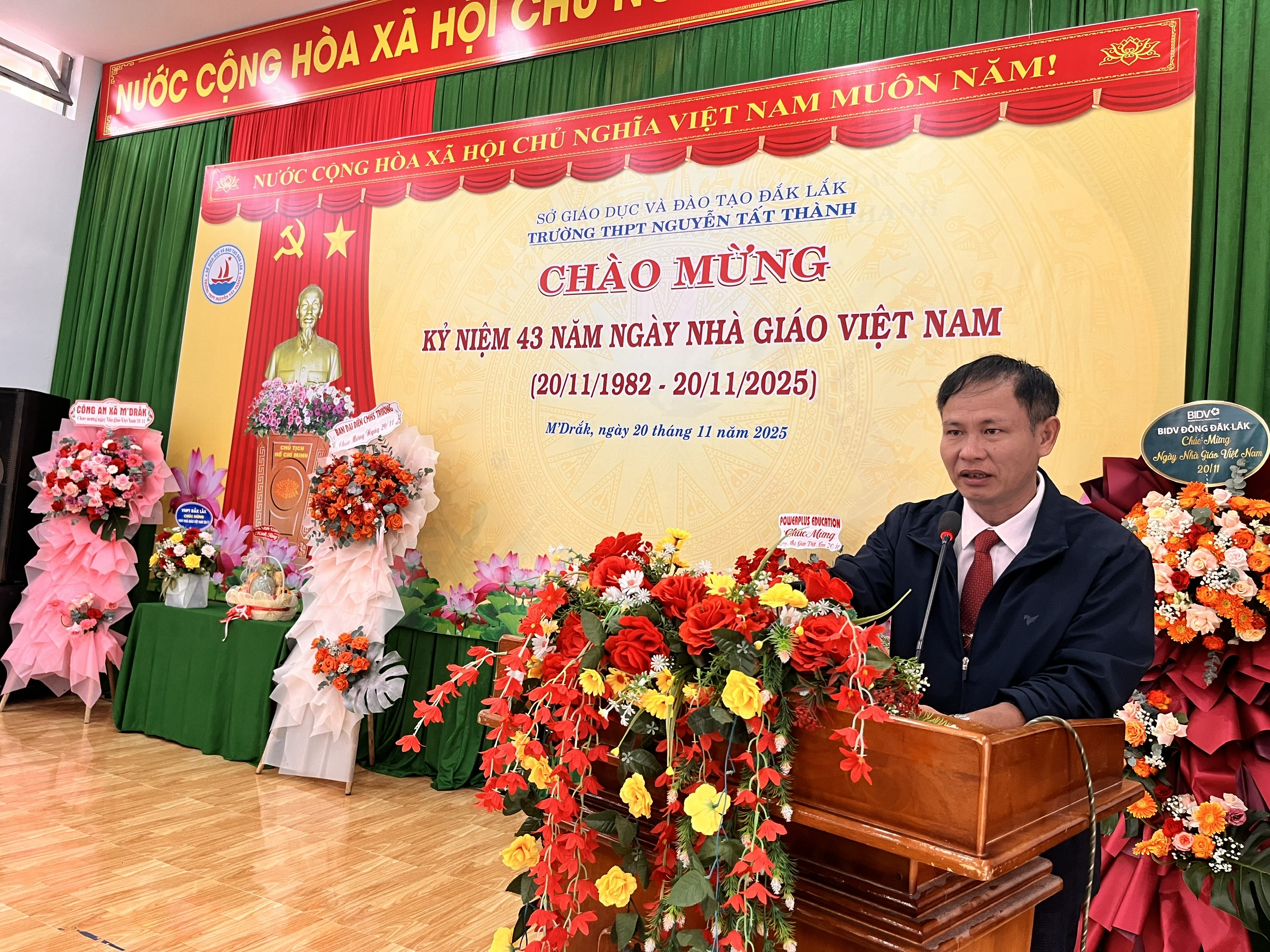 LONG TRỌNG VÀ Ý NGHĨA CHƯƠNG TRÌNH KỶ NIỆM 43 NĂM NGÀY NHÀ GIÁO VIỆT NAM 20/11 CỦA TRƯỜNG THPT NGUYỄN TẤT THÀNH M'ĐRẮK