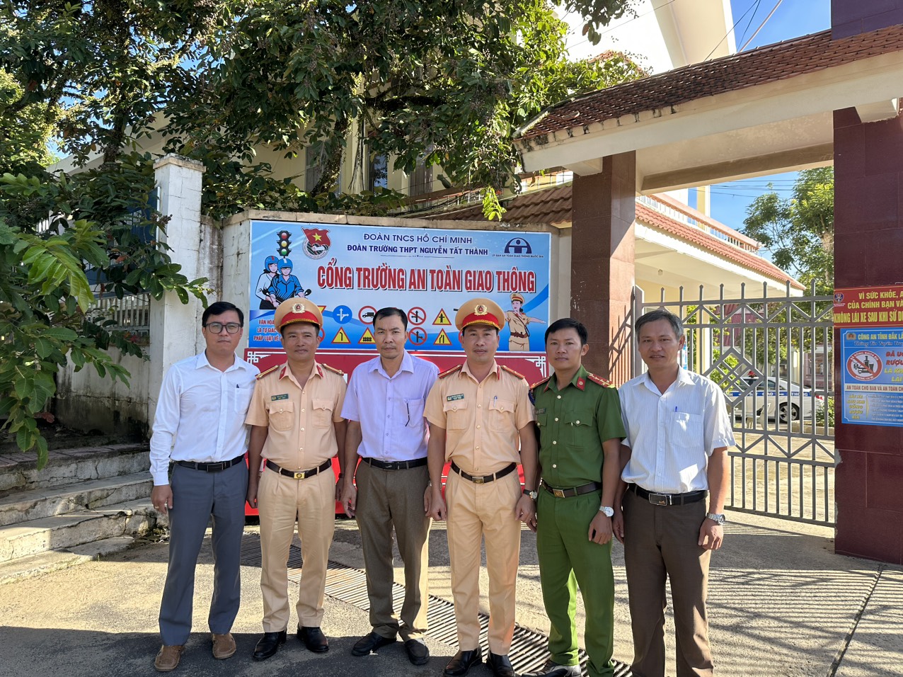 RA MẮT MÔ HÌNH "CÔNG TRƯỜNG AN TOÀN GIAO THÔNG" TRƯỜNG THPT NGUYỄN TẤT THÀNH - M'ĐRĂK