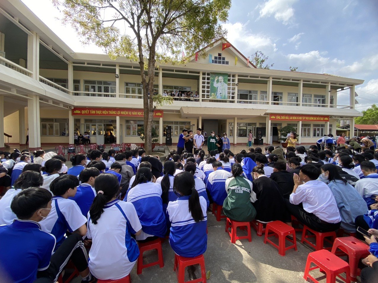 TĂNG CƯỜNG HOẠT ĐỘNG NGOẠI KHÓA TRẢI NGHIỆM, HƯỚNG NGHIỆP Ở TRƯỜNG THPT NGUYỄN TẤT THÀNH, HUYỆN M'DRĂK